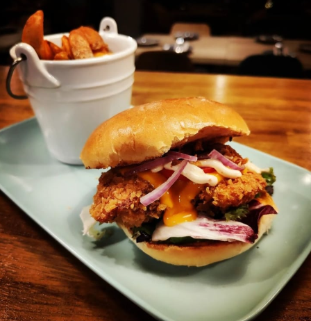 Hamburguesa Pollo corral con pollo crujiente Panko y mayonesa sweet chilly