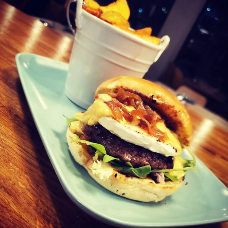 Hamburguesa Queso cabra con Black Angus 180g, cebolla caramelizada y miel mostaza