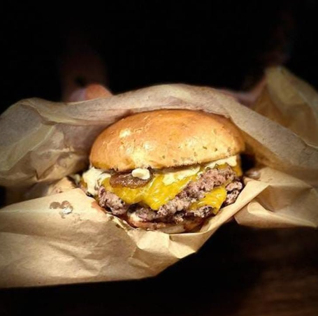 SMASH burger — Doble carne Angus fina y crujiente con cheddar y bacon