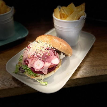 Hamburguesa Vegetariana casera de 180g con salsa de remolacha dulce