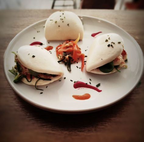 Trío de Pan Bao rellenos de pulled pork con salsa BBQ